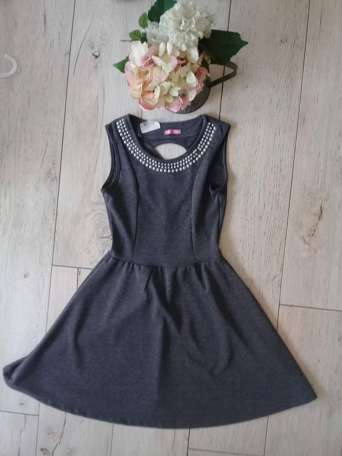 Vestido gris con pedreria.