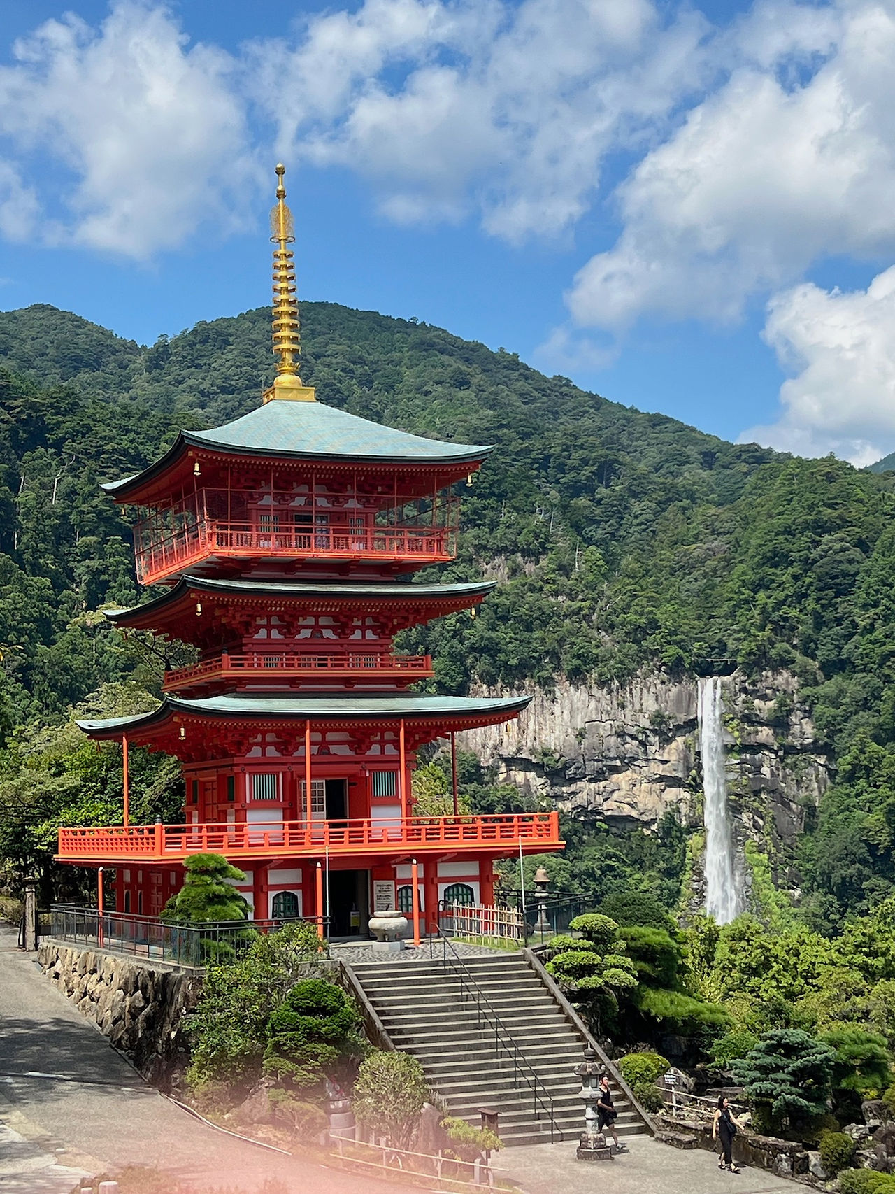 Der Nachi-Wasserfall mit roter Pagode