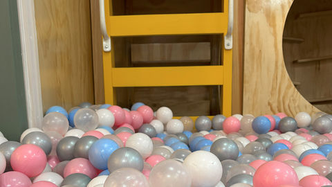 Cama de bolas en ludoteca