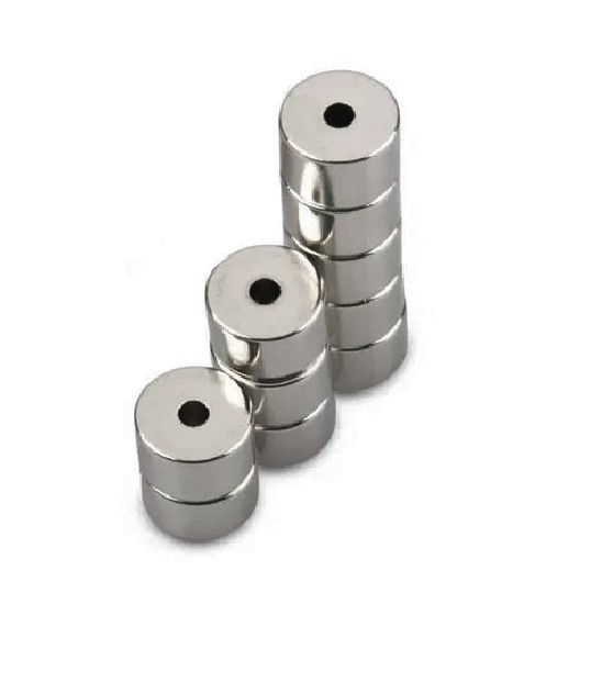 Stivă de magneți circulari, argintii, cu găuri; Magnet inel neodim 20 x 5.5 x 3 mm N35.