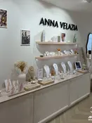 L'aménagement comprend la conception, la fabrication et l'installation des meubles habillés de faïence haut de gamme, des étagères, de la devanture du magasin, de portes intérieures, etc...