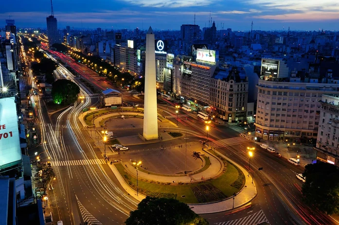 Night-view-obelisk-Buenos-Aires.webp