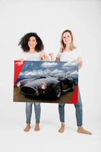 MG Garage - Ragazze con poster.png