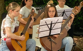 gitaarles; muziekschool; klassiek; akoestische; Spaanse; gitaar; popmuziek; combicursus; zangles; begeleiding; sing a song; writer; podium; optreden; leren spelen;