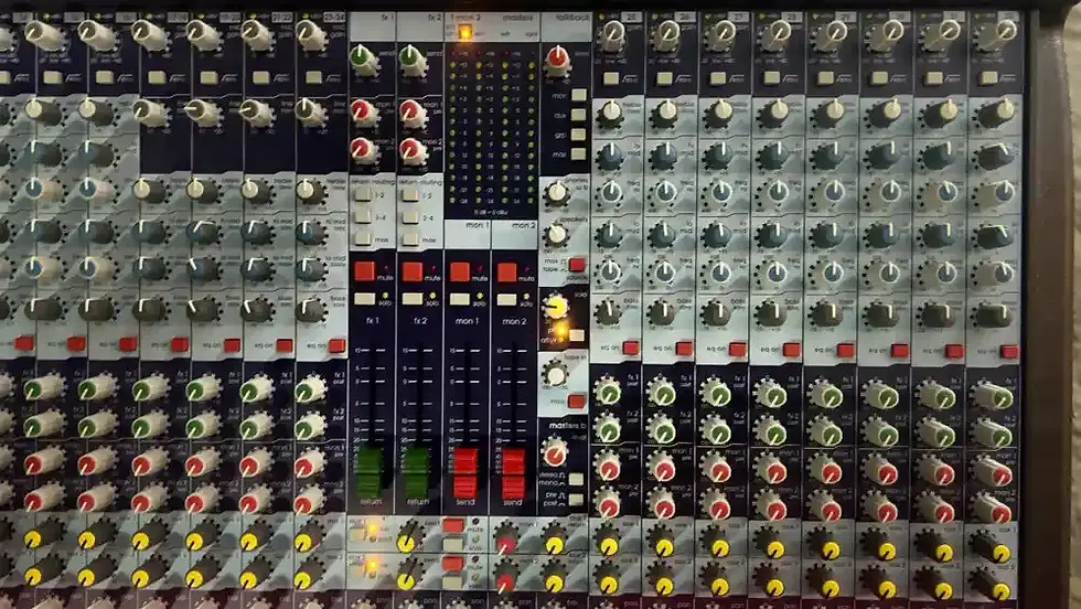 Miniature : Vente console analogique disposant de 28 entrées micro mono et 8 entrées ligne stéréo MIDAS Venice 320 used analog mixer