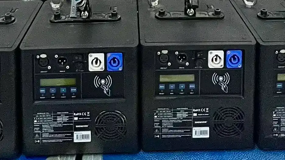 Miniature : Vente de machine à effets d’étincelles SHOWVEN Sparcular Fall BT04 de seconde main