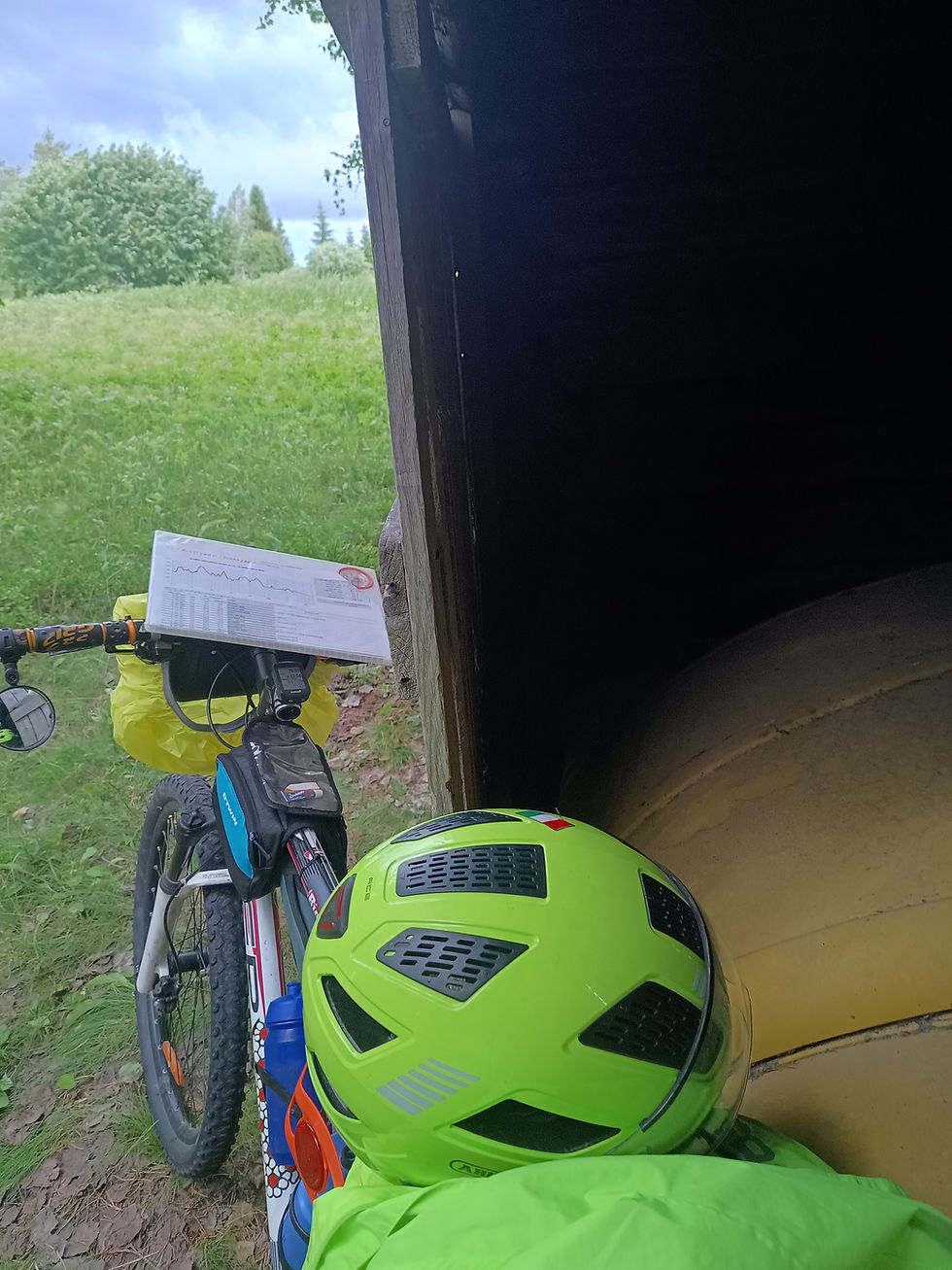 Sosta in una rimessa agricola per ripararmi da un temporale, poco dopo Puolanka