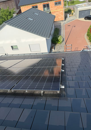Taubenschutzsystem für Solaranlage, fachgerecht angebracht.