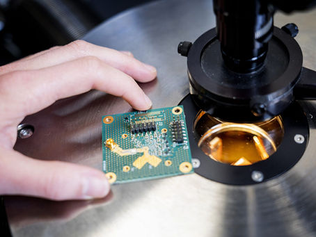 [富士通] QuTech(デルフト工科大内の量子技術研究機関)に富士通が新たな研究開発拠点設立。デルフト工科大とのダイヤモンドスピン量子コンピューティングの研究開発を加速させる目的。期間は約4年半。富士通は同大との量子制御の共同研究で、ダイヤモンドNVセンターを用いて世界初のダイヤモンド中スピン量子ビットの誤り耐性操作に成功している。