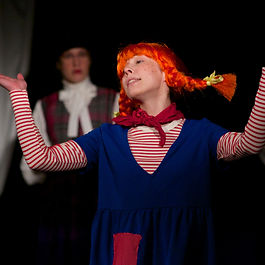 К большому сожалению, спектакль 29 апреля в 12.00 ПЕППИ ДЛИННЫЙЧУЛОК отменяется из за болезни актрисы. 29 апреля в 11.00 вместо спектакля КТО ЖИВЁТ ПОД КРЫЛЬЦОМ? состоится спектакль ЧЕБУРАШКА ИДЁТ В ШКОЛУ. Все билеты действительны! Так же их можно использовать на любой другой спектакль театра до 17 мая или сдать обратно в кассы.  Спектакль КТО ЖИВЁТ ПОД КРЫЛЬЦОМ? можно будет посмотреть 3 мая в 11.00