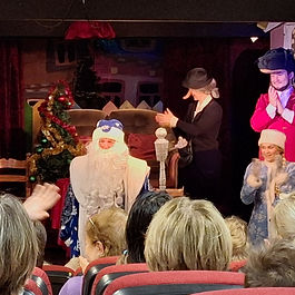 Состоялась премьера спектакля ЧЕБУРАШКА. СЕКРЕТ НОВОГОДНЕГО ПРАЗДНИКА. В ролях: Лилиана Варнавская (Чебурашка), Альберт Свиридецкий (Крокодил Гена), Марина Лыжина и Екатерина Рачек (Шапокляк), а так же Дед Мороз и Снегурочка! Постановка Александра Пуолакайнена. Следующие спектакли состоятся 21, 29, 31 декабря и 4 января.