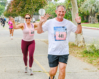 Runners competing in a 5k 10k 15k half marathon race at Woodley Park Van Nuys California – A Better World Running