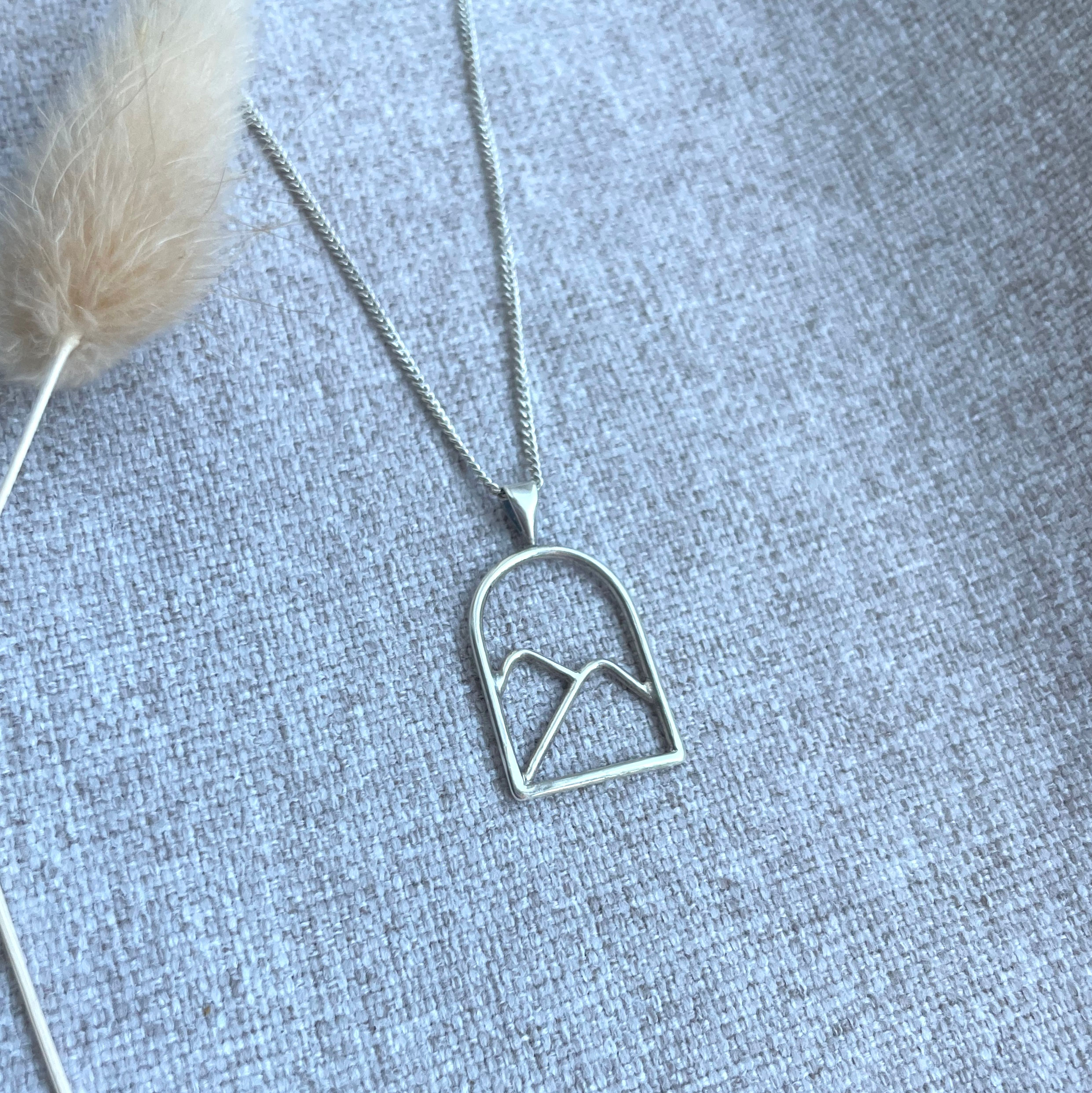Arch mountain necklace 