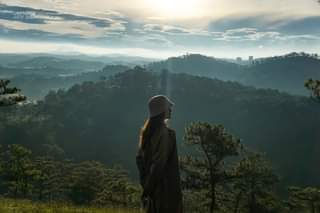 Hình ảnh có thể có: một hoặc nhiều người, mọi người đang đứng, bầu trời, đám mây, núi, ngoài trời và thiên nhiên