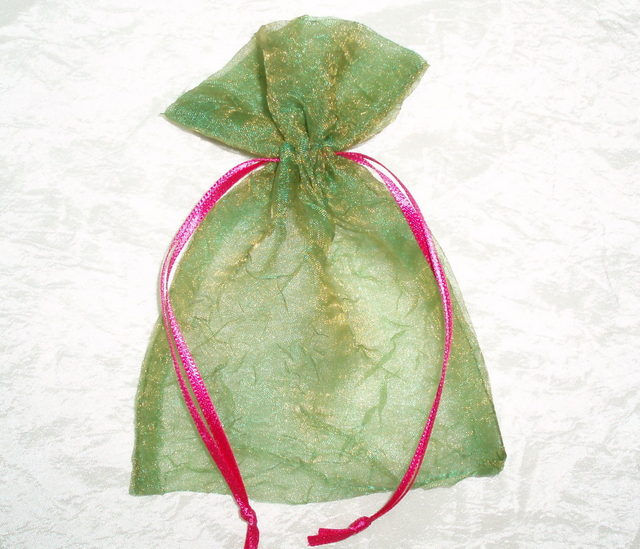 saco de organza verde 9x12cm