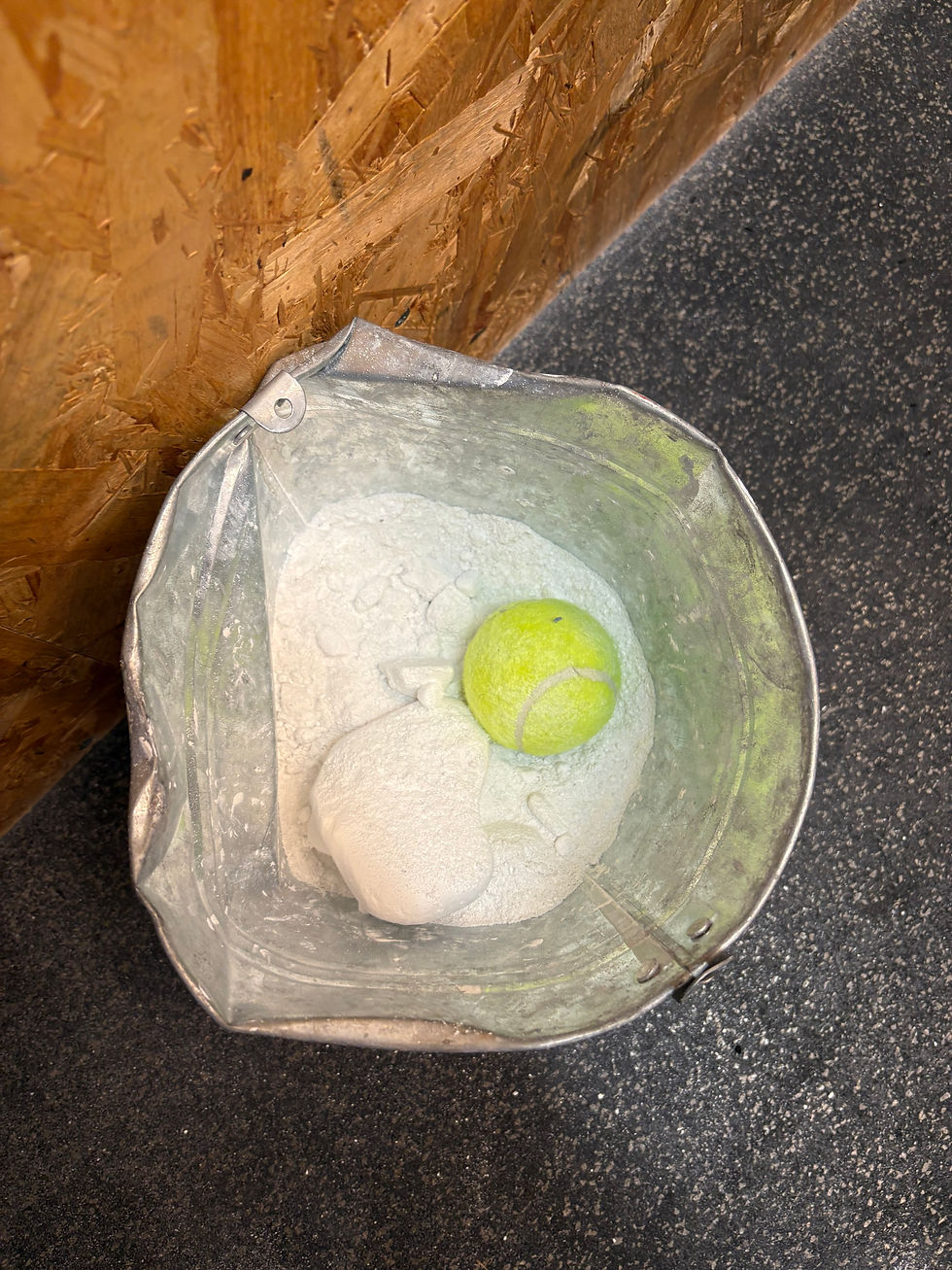 Ser du en tennisball i kalkbĂžtta? đŸ La den ligge! Om det ikke ligger noen store kalkbiter der, fungerer denne nemlig fint til Ă„ fĂ„ pĂ„ seg kalk pĂ„ henda uten at det blir mye sĂžl âđŒ