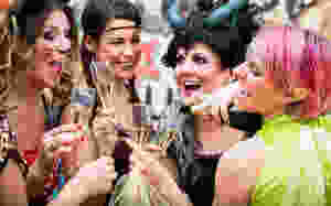 Immer wieder, besonders zur Karnevalszeit, kommt es zum Missbrauch von Liquid Ecstasy, den sogenannten K.O. Tropfen. Besonders häufige werden Mädchen und Frauen zum Opfer, aber auch die Anzahl von Jungen und Männern wird immer größer. K.O. Tropfen sind eine farb-, geschmack- und geruchlose Flüssigkeit, welche Aufgrund dieser Eigenschaften sehr schwer zu dosieren sind, die besonders häufig in Getränke gemischt werden, um die ahnungslosen Opfer dadurch bewusstlos oder willenlos zu machen.