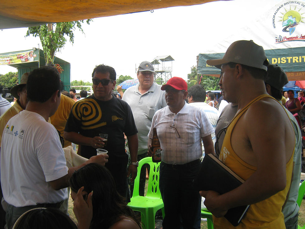 Brindando con el Alcalde de Manantay