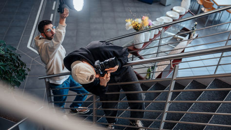 Ein Kameramann und ein Assistent auf einem Fotoshooting