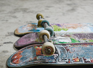 Planches à roulettes usées sur du béton
