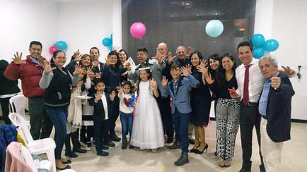 Alberto De Herrera liderando un show de magia interactivo en la celebración de primera comunión, rodeado de los invitados felices en en un club en Bogotá.