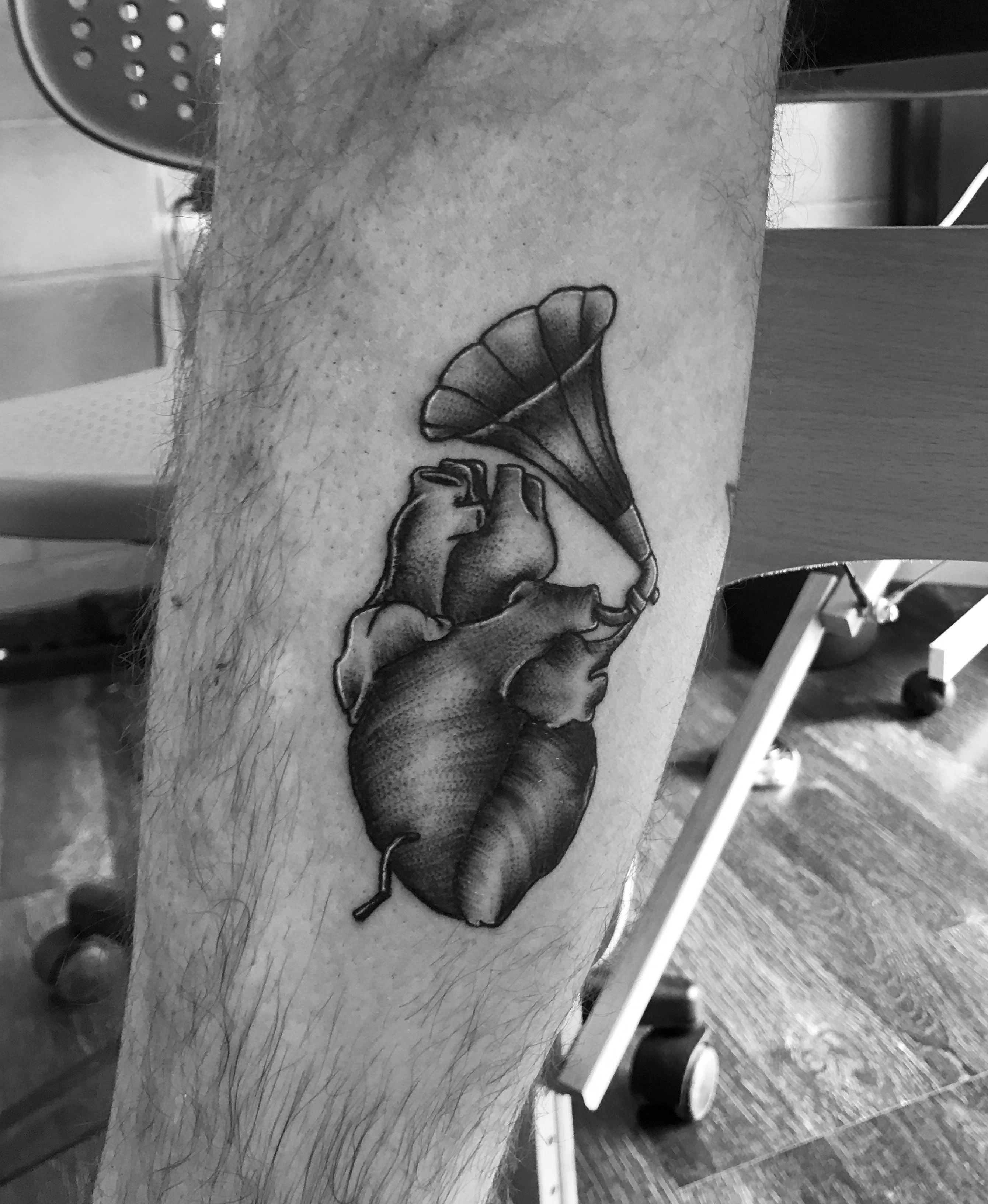 cuore con grammofono2 bianco e nero