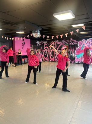40 år med danseglede møtes på scenen
