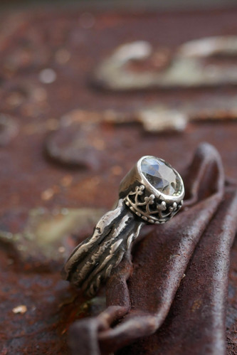 rustic ring with topaz / size 8 | studio luna verde