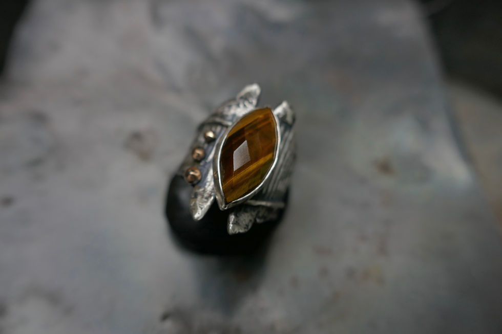 Thumbnail: verticalis ring with rosecut tiger eye / size 9.5