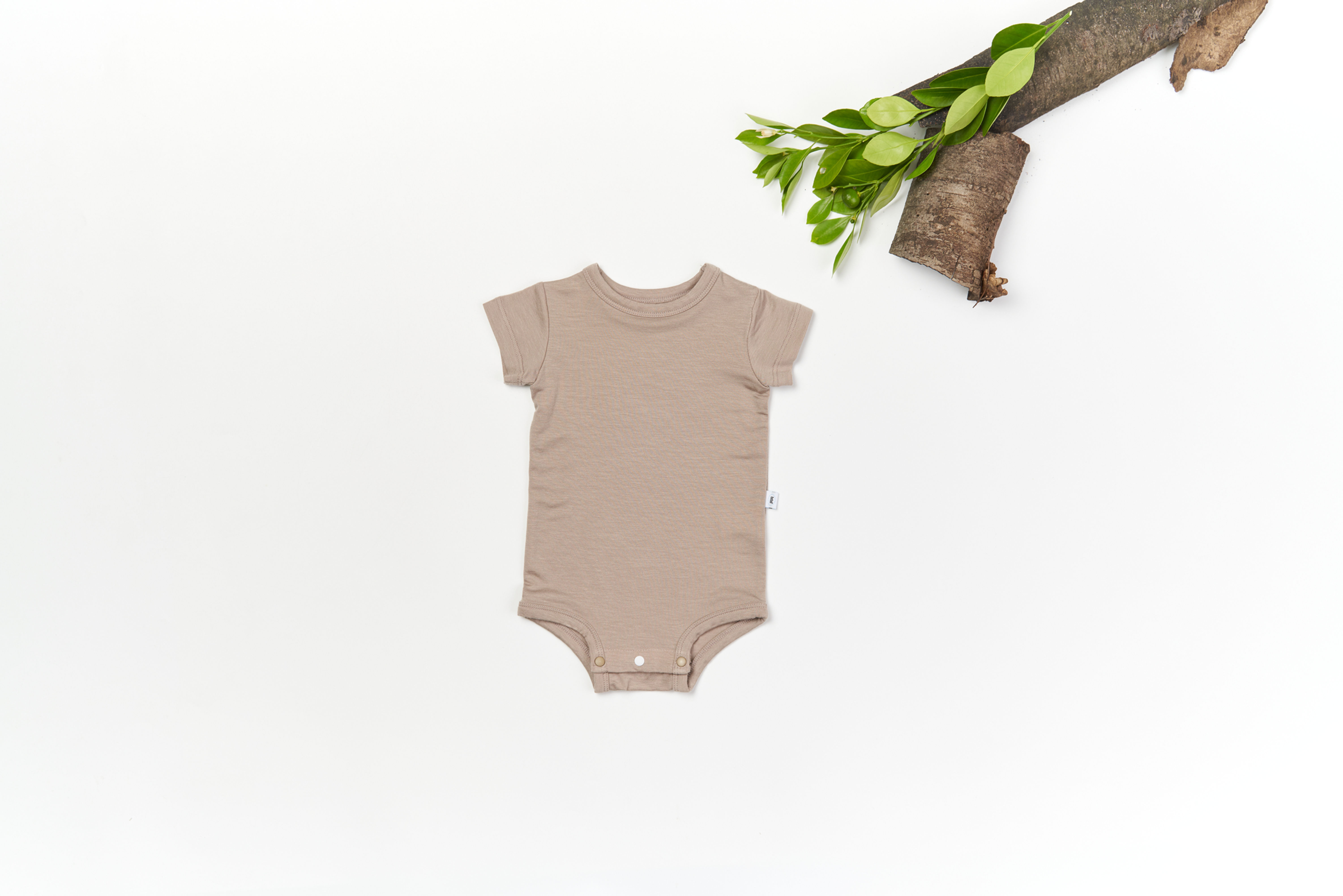 Baby-Body in Bark aus weichem TENCEL™ – hautfreundlich und nachhaltig – Waldbad Kollektion von tetoi-vienna