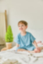 Kind trägt Waldbad T-Shirt und Shorts in Antique Blue – atmungsaktive Kinderkleidung aus TENCEL™ von tetoi-vienna