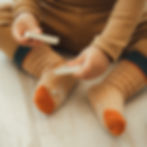 Modelfoto, Baby trägt Springginkerl Socken mit Anti-Rutsch Aufdruck von tetoi-vienna