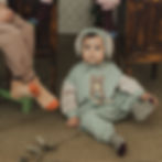 Modelfoto, Kleinkind trägt Baby Strampler aus TENCEL und passende Babyhaube in mint, design Alpenflausch von tetoi-vienna