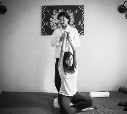 Operatore shiatsu esegue un trattamento 