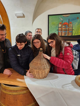 Non vedenti toccano strumenti per fare il vino