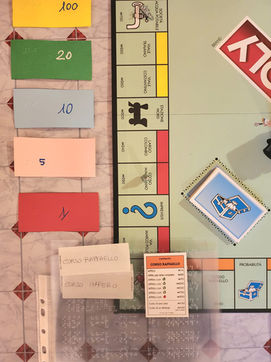 Dettaglio di Monopoly adattato: soldi e carte ingrandite e in braille