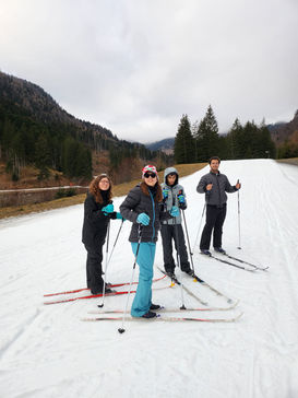 Gruppo di Freemovers sulla neve con gli sci di fondo