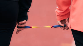 Cordino utilizzato nell'atletica paralimpica che permette ad atleta e guida di correre insieme