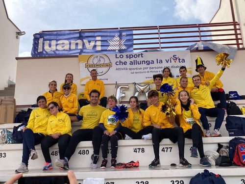 Foto di gruppo dei freemovers che fanno il tifo .jpeg