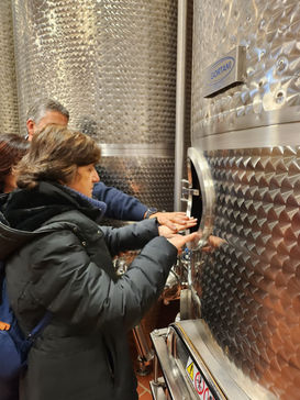 Non vedente tocca utensili per fare vino