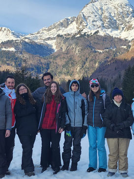 Foto di gruppo davanti a montagne innevate