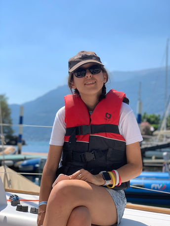 Ragazza ipovedente seduta in barca a vela che sorride
