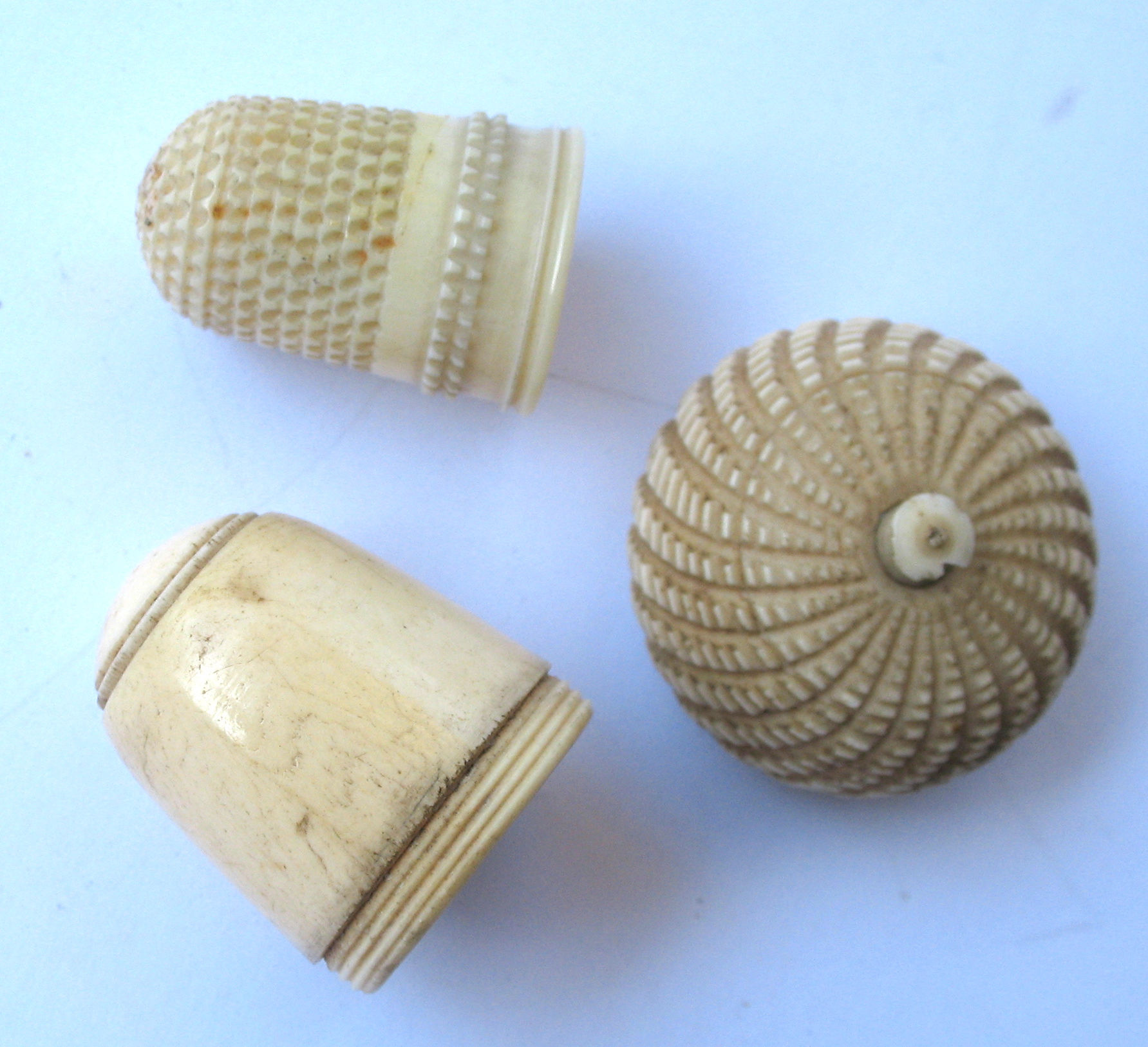 Acorn thimble holder with thimble