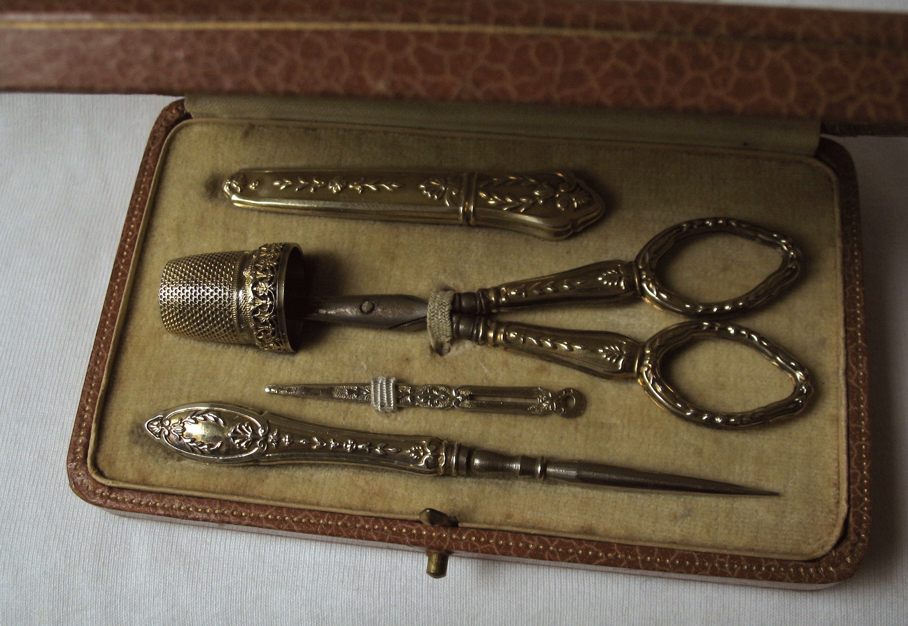 Silver gilt sewing tool set, in leather box.