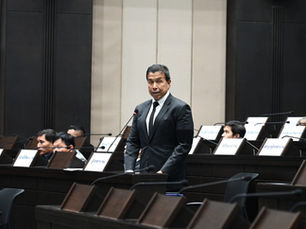 ด่วน! สภากทม.ไฟเขียว “รีโนเวตตึกร้าง–เพิ่มทางเท้า” ก้าวแรกของการปลดล็อกอาคารเก่า กับคำถามใหญ่เรื่องกฎกระทรวง–การเอื้อนักลงทุน?