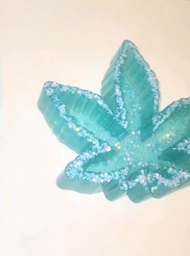 Thumbnail: Leaf Resin Glitter Ashtray