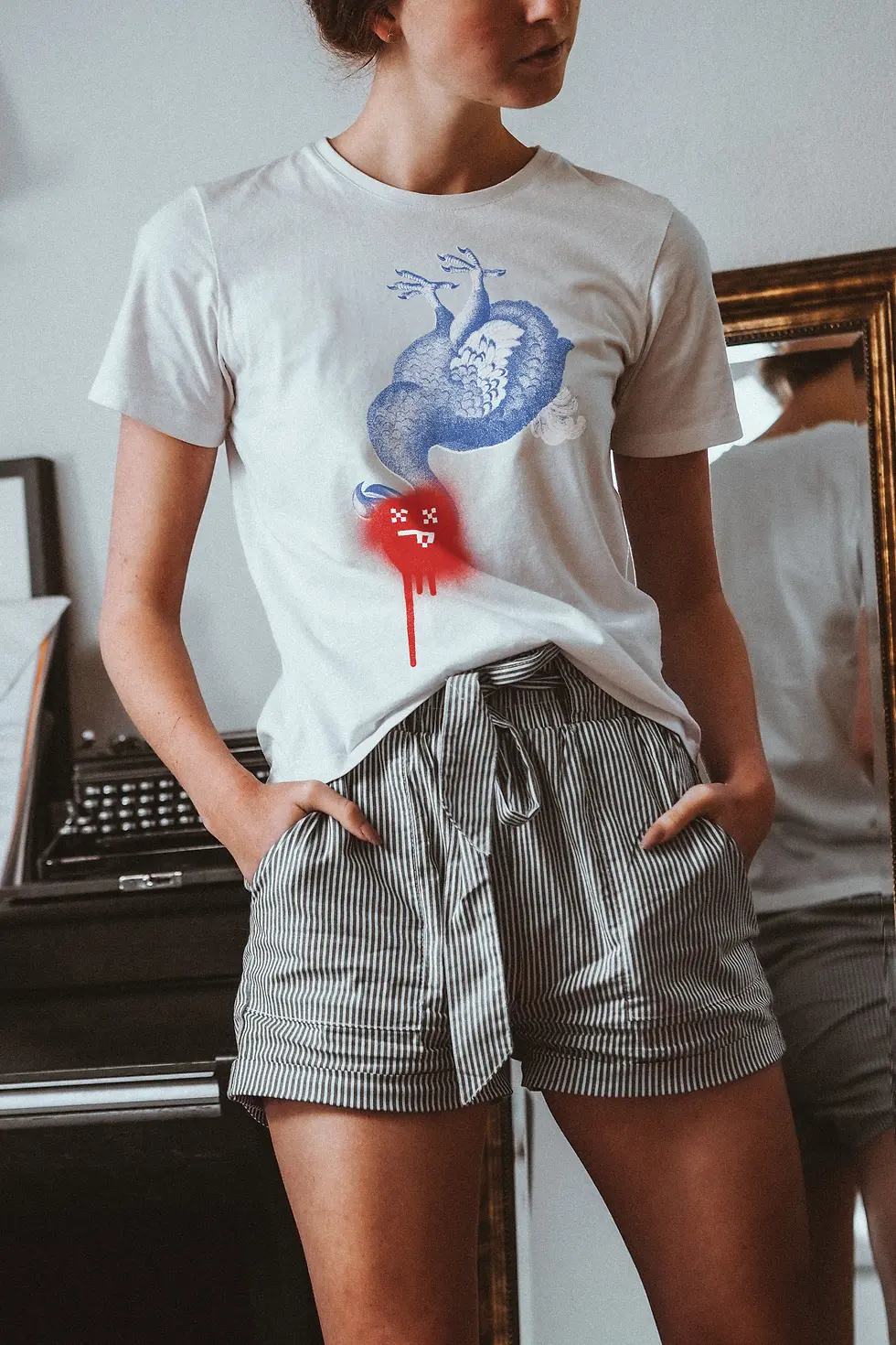 Cover for the Cine Curto merchandising 1.0 project: This illustration illustrates a woman wearing one of the designs for the developed T-shirt.