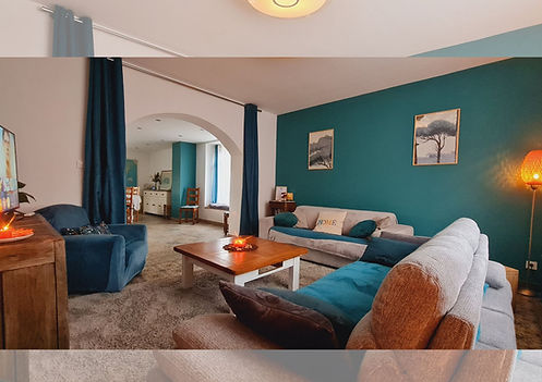 Salon confortable gîte L'Intemporel avec TV connectée et Wi-Fi fibre.