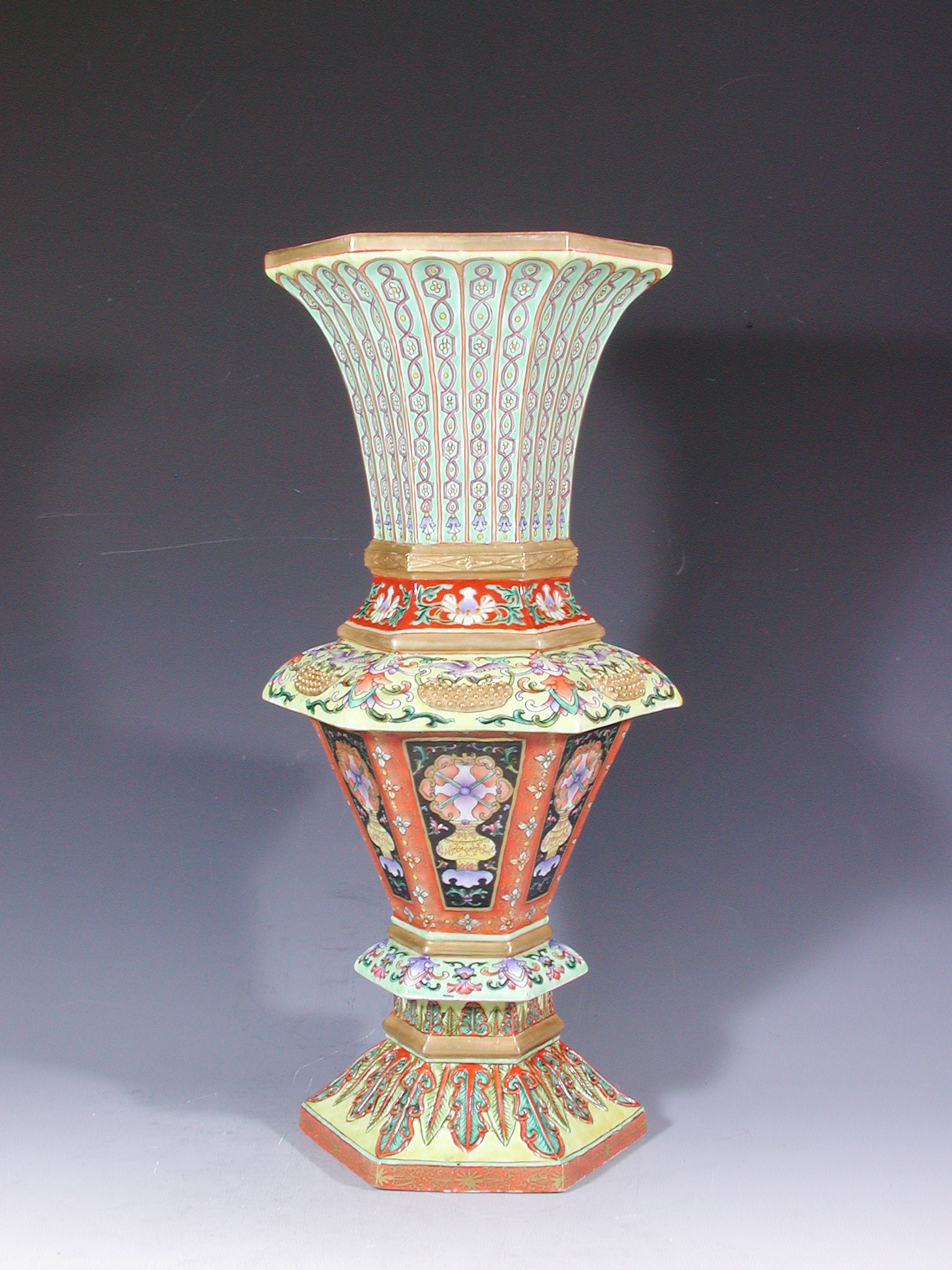 清雍正 淺雕粉彩描金六方花觚