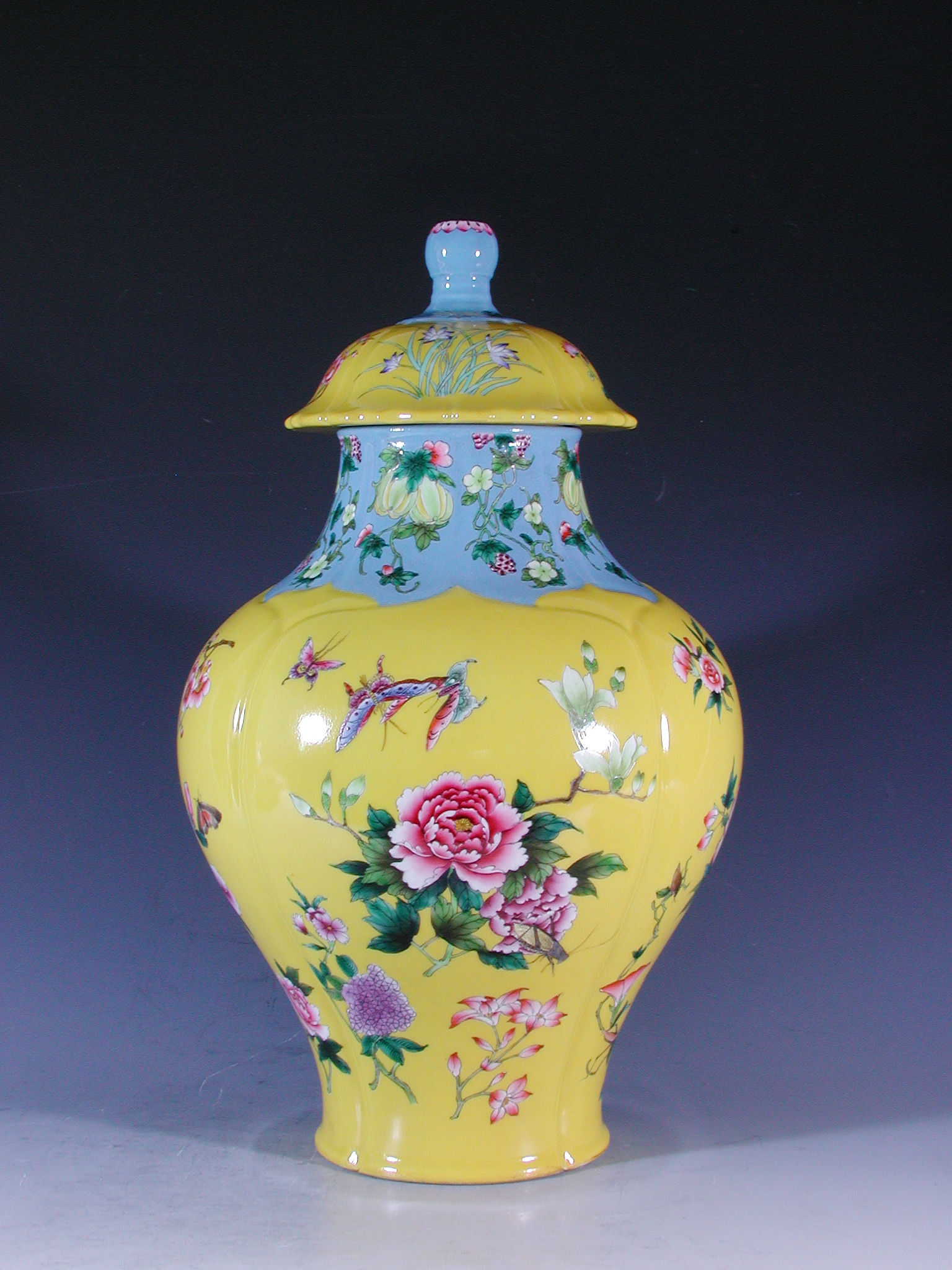 清雍正 黃青地粉彩四季昆蟲花卉紋瓜稜蓋罐